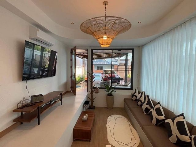 ขายพร้อมผู้เช่า 14.9 ล้าน 104 ตรว. 7 นอน 8 น้ำ #โซนดอยสะเก็ด บ้าน 2.5 ชั้น ตกแต่งสวย #สไตล์โมเดิร์น บรรยกาศดี น่าอยู่ ทำ #Airbnb ได้