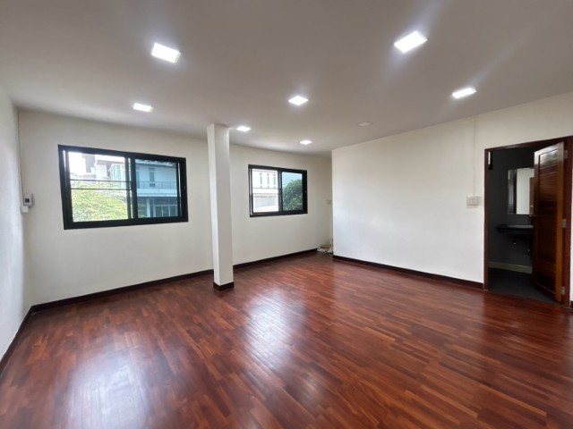 ให้เช่าบ้านเดี่ยวลาดพร้าว71ที่ดิน101ตร.ว4นอน4น้ำแอร์4เครื่องเฟอร์นิเจอร์ครบเช่า65,000บา/เดือนใกล้BTSlugs]nvถนนลาดพร้าว71