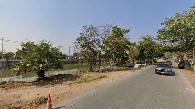 ขายที่ดินเปล่าเหมาะทำที่พักอาศัย ทำร้านค้าขนาดใหญ่ หน้าโครงการหมู่บ้านณัฐวดี ทำเลดีใกล้ถนนรังสิต-นครนายกคลอง 8-9