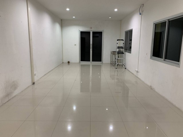 ให้เช่าโกดังพร้อมออฟฟิศ พื้นที่ 400 ตรม. ลาดพร้าว101 โยธินพัฒนา3 ใกล้ห้างCDC