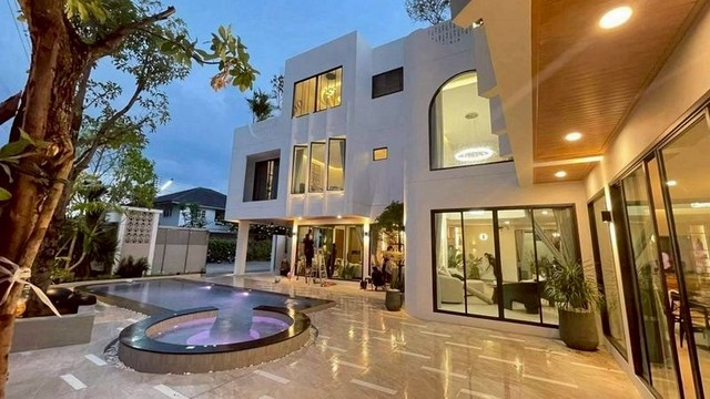 ให้เช่าพูลวิลล่าหรู สไตล์โมเดิร์น วิวดอยสุเทพ ใกล้เซ็นทรัลเฟส