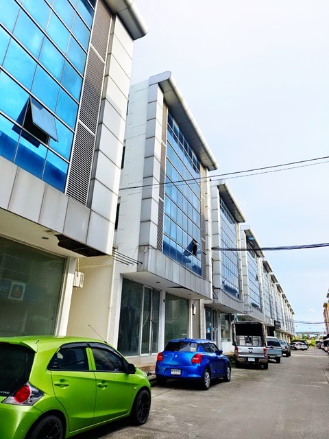 สุวรรณภูมิ พระจอมเกล้า 4ชั้น ติดถนนใหญ่ Airport Link ลาดกระบัง กิ่งแก้ว หน้ากว้าง 8ม.10จอดรถ  40ตรว. 512ตรม.