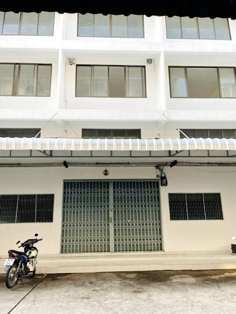 ตลาดพลู รัชดาภิเษก-MRTท่าพระ200ม. โกดัง อาคารพาณิชย์ 3 คูหา 4 ชั้น 654 ตรม.ติดถนนใหญ่  55ตรว.  สี่แยกท่าพระ  2 คัน 