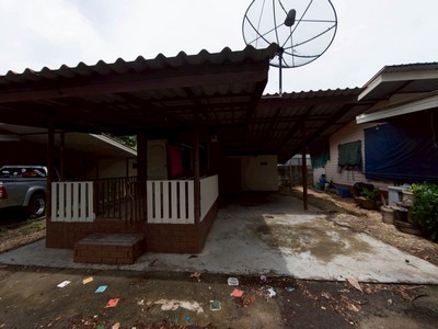 ที่ดิน พร้อมเรือนพักผ่อน 5 หลัง ริมอ่างเก็บน้ำห้วยสะพาน บ่อวิน บึง สงบเงียบ จะทำรีสอร์ท ก็ดี หรือ บ้านพักตากอากาศก็ได้