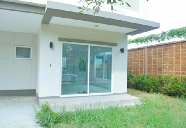 รังสิต คลอง2 ฟิวเจอร์ รังสิต 5.0 กม. BTS คูคต 6.8 กม.ให้เช่าบ้านคาซ่า 2 ชั้น 60 ตร.วา.240 ตร.ม.3 แอร์ รร.นานาชาติสยาม 1.7 กม.3 นอน 3 น้ำ 