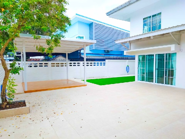 MRTศรีบูรพา 2กม. ม.นิด้า 1.5กม. รร.นานาชาติ RAIS 1.5กม. ให้เช่าบ้าน 2 ชั้น ใหญ่   85 ตร.วา.340 ตร.ม. เพื่อนบ้านดี 3-4นอน 2 น้ำ