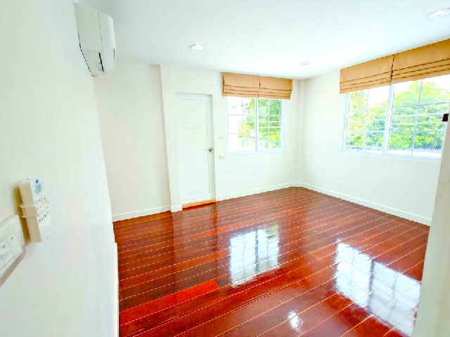 MRTศรีบูรพา 2กม. ม.นิด้า 1.5กม. รร.นานาชาติ RAIS 1.5กม. ให้เช่าบ้าน 2 ชั้น ใหญ่   85 ตร.วา.340 ตร.ม. เพื่อนบ้านดี 3-4นอน 2 น้ำ