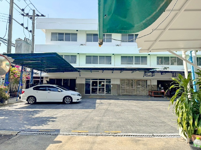 MRT ลาดพร้าว 3.5กม ถ.ลาดพร้าว67-73  เซ็นทรัล ลาดพร้าว 4.2 กม..ให้เช่าอาคารพาณิชย์ 3 ชั้น 750 ตร.ม. 400ตร.วา.11 นอน 8น้ำ ติดแอร์ใหม่