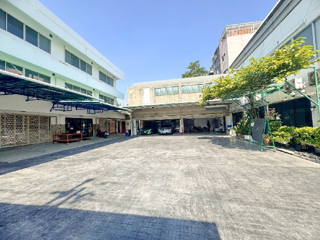 ให้เช่าอาคารพาณิชย์ 3 ชั้น เซ็นทรัล ลาดพร้าว 4.2กม. MRT ลาดพร้าว 3.5กม.755 ตร.ม. 405ตร.วา.11 นอน 8น้ำ ติดแอร์ใหม่ ถ.ลาดพร้าว67-73   