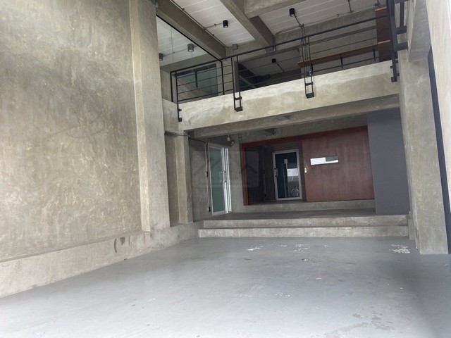 ให้เช่าอาคารสำนักงาน 4.5 ชั้น 900 ตรม. (มีชั้นลอย และดาดฟ้า) พระราม 9 ซอย 43 พร้อมลิฟต์ขนของ ใกล้เดอะไนน์ ใกล้ทางด่วน **ทำเลดี ทำหน้าร้านได้