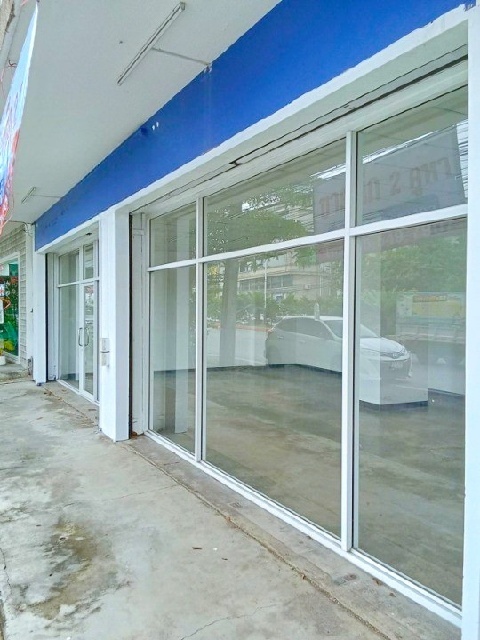 เซ็นทรัลพลาซ่า ระยอง 3 กม.ริมถนนสุขุมวิท รร.ระยองวิทยาคม 2.2 กม. ขาย-ให้เช่าอาคารพาณิชย์ 2 คูหา 3 ชั้น 55  ตร.วา. 660 ตร.ม.