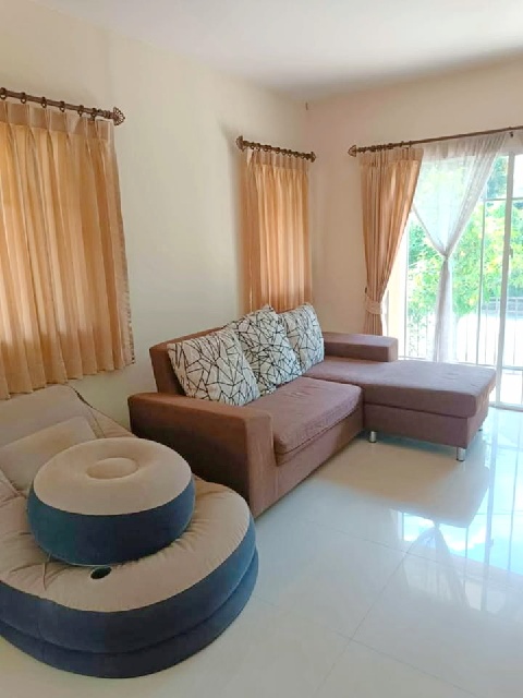 รร.สารสาสน์วิเทศ ร่มเกล้า 1.9 กม. เดอะ พาซิโอ มอลล์ 2.1 กม.ให้เช่าบ้าน 2 ชั้น 62ตร.วา. 242ตร.ม.พร้อมเฟอร์ 4นอน  APL ลาดกระบัง 2.3 กม.