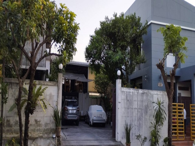 ขายด่วน บ้านเดี่ยว 2 หลัง พร้อมโกดังเก็บของ เนื้อที่ 164 ตรว. ซอยลาดพร้าว 101 บ้านสภาพดีมาก หลังมุม ใกล้เซ็นทรัลอีสวิลล์