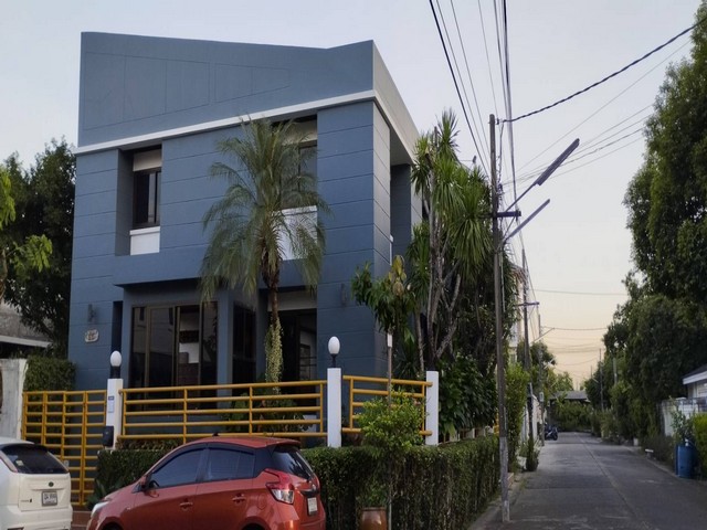 ขายด่วน บ้านเดี่ยว 2 หลัง พร้อมโกดังเก็บของ เนื้อที่ 164 ตรว. ซอยลาดพร้าว 101 บ้านสภาพดีมาก หลังมุม ใกล้เซ็นทรัลอีสวิลล์