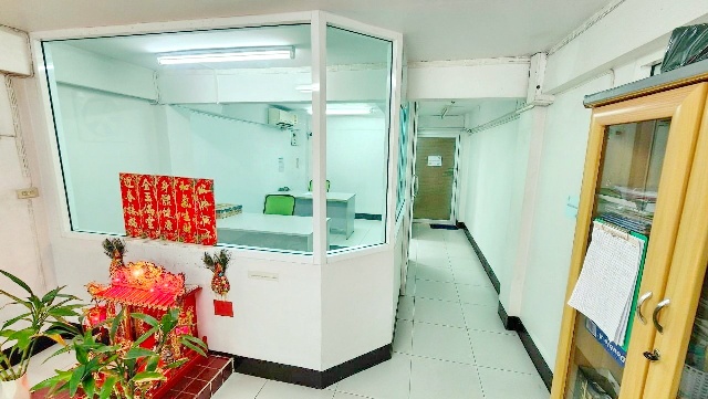 รวมค่าไฟน้ำ แอร์ เครื่องใช้สำนักงาน รร.เลิศหล้านานาชาติ 1.8 กม. พื้นที่สำนักงานชั้น 1 อาคารพาณิชย์ 4 ชั้น หลังมุม 128 ตร.ม. 4น้ำ พร้อมเฟอร์ 