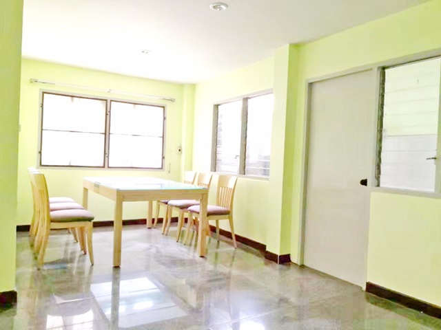 MRT วัชรพล 2.7 กม. ตลาดถนอมมิตร 2 กม.ให้เช่าทาวน์เฮาส์ ห้องมุมหลังใหญ่ 2 ชั้น  34 ตร.วา.272 ตร.ม  3 นอน 2 น้ำ   โฮมออฟฟิศ