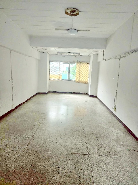 ในประเทศไทยออฟฟิศทึ่ถูกที่สุดติดรถไฟฟ้า ให้อาคาร 32 ตร.ม. MRTสุทธิสาร 900ม.รร.นานาชาติคิซิโกะ 3.8 กม. 1นอน ซ.อินทามระ 31-37