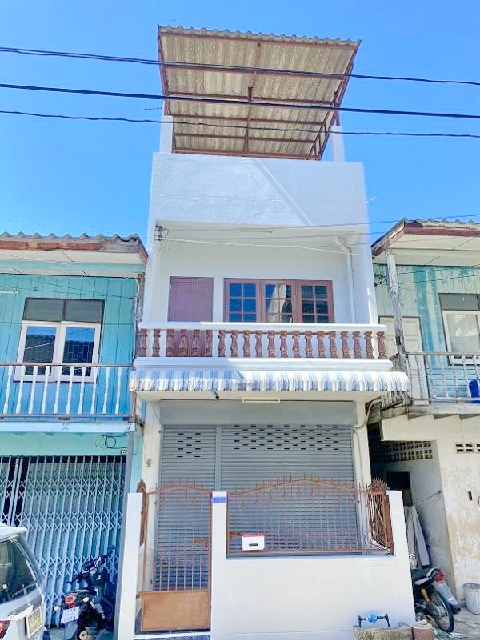 ตลาดถนนคนเดิน 1 กม. เกาะลอย โรบินสัน ศรีราชา 1 กม.ให้เช่าบ้านทาวน์โฮม  3 ชั้น พร้อมดาดฟ้า 19ตร.วา. 219ตร.ม