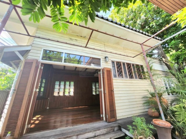 ให้เช่าบ้านเดี่ยว 2 ชั้น 81 ตรว. สุขุมวิท 93 พร้อมเรือนรับรองไม้สัก ไม่ไกลจาก BTS บางจาก เข้าออกหลายเส้นทาง