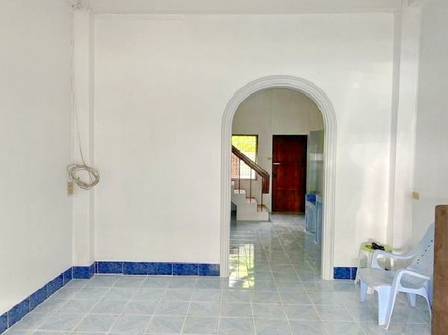 เกาะลอยโรบินสัน ศรีราชา 1 กม.ตลาดถนนคนเดิน 1 กม. ให้เช่าบ้านทาวน์โฮม  3 ชั้น พร้อมดาดฟ้า 19ตร.วา. 219ตร.ม