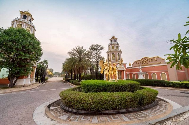 The Rich RAMA 2 บ้านหรู พร้อมอยู่ มุมหน้าบ้านถูกออกแบบให้มีความโดดเด่นด้วยศิลปะ