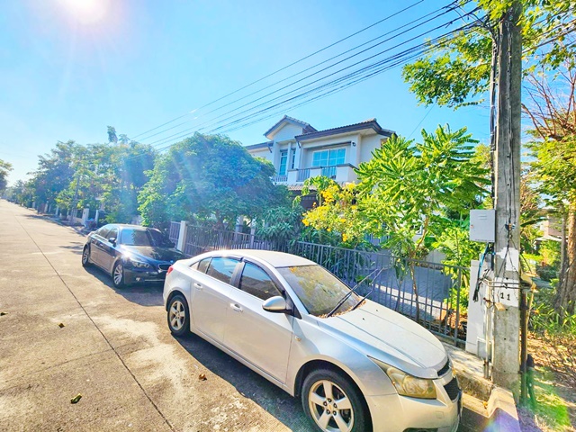 หลังมุม ทำเลดี บ้าน 2ชั้น  3นอน คุ้มเกล้า ซ.5-13 สุวินทวงศ์ ม.พระจอมเกล้าลาดกระบัง 6.6กม  คุ้มเกล้าตัดใหม่  2น้ำ 66ตร.วา