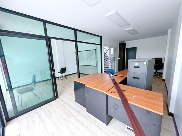 ถูกที่สุดในโลก แฟชั่นไอส์แลนด์ 3.5 กม. รถไฟฟ้าสายสีชมพู สถานีคู้บอน 2.8 กม.  หน้ากว้าง 5.8 ม.  ให้เช่า โฮมออฟฟิศ พาร์ค 4ชั้น .แอร์ครบ