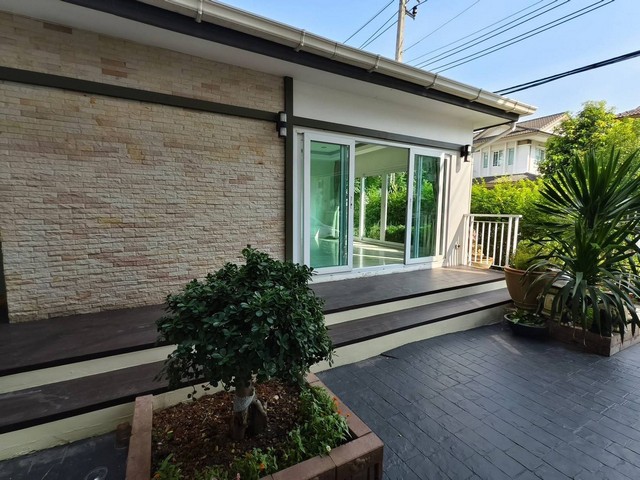 หมู่บ้านมัณฑนา กรุงเทพกรีฑา 7 บรรยากาศเงียบสงบ มีความเป็นส่วนตัว เหมาะกับการพักผ่อน