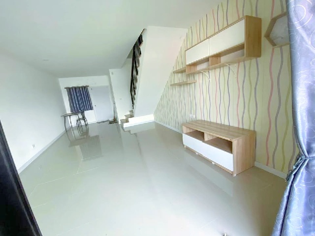 ม.อีสเทิร์นเอเชีย 5.1 กม. 2 นอน ตลาดชัชวาล คลอง 7 1.9 กม.ให้เช่าทาวน์โฮม 2 ชั้น 18 ตร.วา.145 ตร.ม.