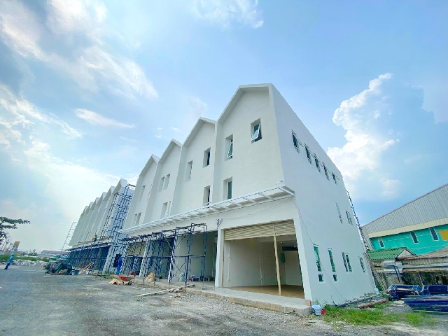 คุ้มเกล้า รร.สาธิตนานาชาติ สจล. 7.3 กม. ตลาดนครฉลองกรุง 2.1 กม. APL ลาดกระบัง 8.3 กม.ให้เช่าอาคารพาณิชย์ 3 ชั้น ทันสมัย 20ตร.วา.222 ตร.ม.