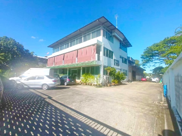 รร.นานาชาติบรอมส์โกรฟ ซ.ราษฎร์อุทิศ 64-70  โกดัง พร้อมออฟฟิศ สำนักงาน 3 ชั้น 7.3 กม.เหมาะทำคลังสินค้า อู่ซ่อมรถ โรงงานเฟอนิเจอร์ฯ 2 นอน 4 น