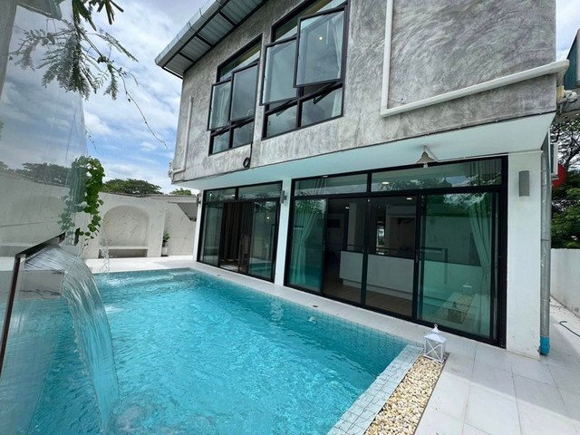 พูลวิลล่า 2 ชั้น สไตล์โมเดิร์น เฟอร์ทั้งหมด พร้อมเข้าอยู่ โซนแม่เหียะ