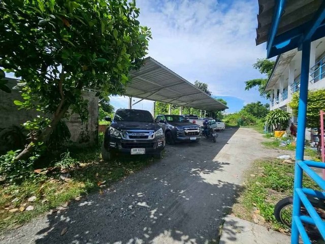 ขายที่ดินพร้อมสิ่งปลูกสร้างหนองไม้แดงชลบุรีบนเนื้อที่  270  ตรว. คนเช่าเต็ม บ้าน  2  ชั้นติดถนน 1หลัง