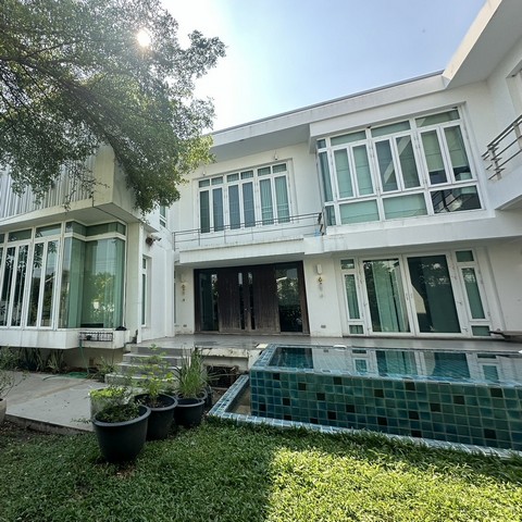 ขายบ้านเดี่ยวหรู พร้อมสระว่ายน้ำ & สวนส่วนตัว ใจกลางสุขุมวิท 71 พื้นที่ใช้สอยกว่า 700 ตร.ม.