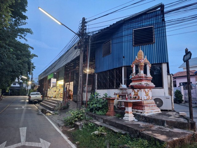 ขายที่ดินพร้อมสิ่งปลูกสร้าง ห้องแถว ใกล้บึงแก่นนคร อำเภอเมืองขอนแก่น จังหวัดขอนแก่น เนื้อที่ 69 ตารางวา