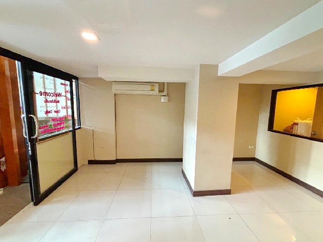 The Mall รามคำแหง 200ม. ARLรามคำแหง 1.1 กม.  พระราม9 ให้เช่าอาคาร 1 ชั้น 44ตร.ม.14ตร.วา.ทำเลดี ริมถนนใหญ่  2นอน  เดอะไนน์ พระราม 9 3.3 กม.