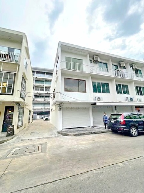 สาธุประดิษฐ์1-10 สาทร11 จันทร์ รร.อนุบาลนานาชาติคาซ่า  BTS สุรศักดิ์ 1.8 กม.ให้เช่าอาคารพาณิชย์ 3 ชั้น 1 คูหา 36 ตร.วา. 432 ตร.ม. ย่านสาทร