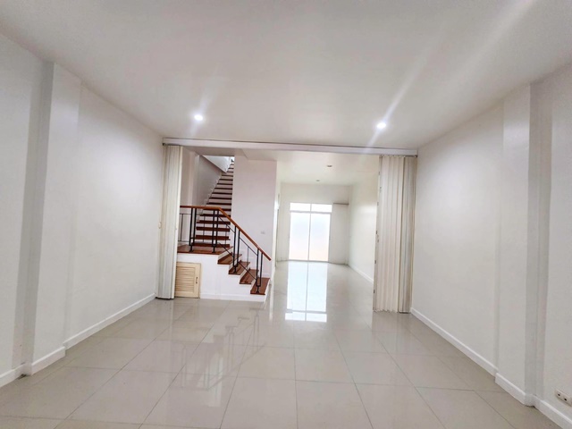 บิ๊กซี วงศ์สว่าง รัชดา 24ตรว. พระราม5 MRT แยกติวานนท์ 1.2กม. ให้เช่าทาวน์โฮม 3 ชั้น รักสัตว์ 195ตรม. 3นอน 2แอร์ พระนครเหนือ 3 กม.