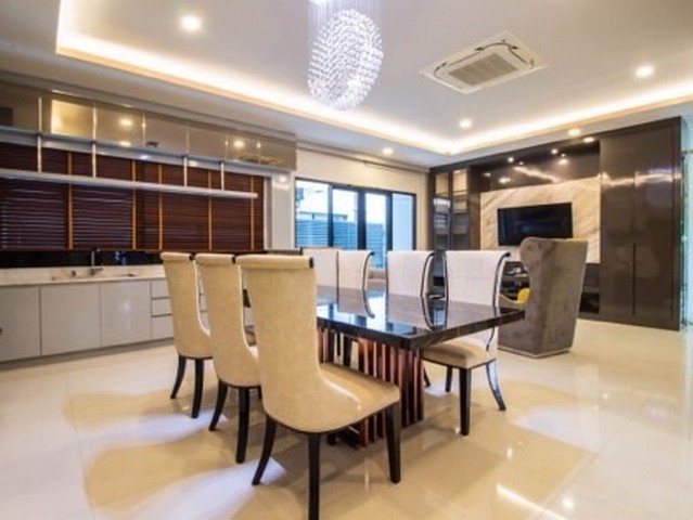 ให้เช่าบ้านเดี่ยว   5 ห้องนอน 1 ห้องแม่บ้าน 6 ห้องน้ำ  The city บางนา กม. 7 หลังมุมใกล้เมกาบางนา เฟอร์นิเจอร์ครบ