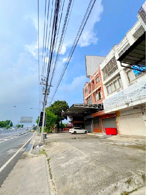 ราชพฤกษ์ MRT บางรักน้อยท่าอิฐ 2.5 กม.ให้เช่าอาคาร 3.5 ชั้น 1 คูหา 20 ตร.วา.256 ตร.ม.ติดถนนใหญ่ 4 นอน 3 น้ำ รร.นานาชาติ ร่วมฤดี 1.6 กม. 