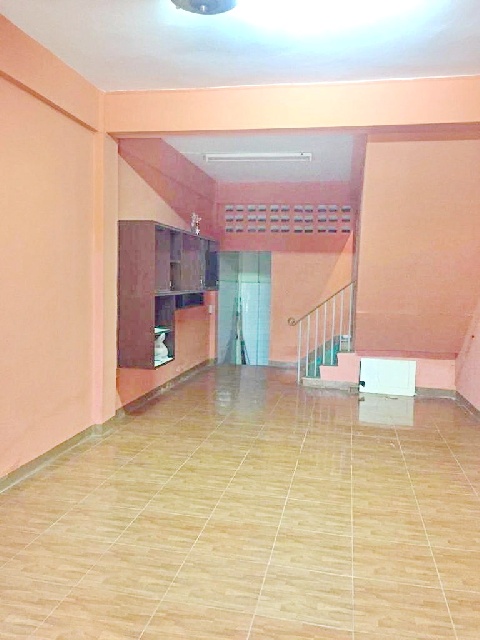 .รพ.วิมุต พระราม 4 310 ม.  BTS ทองหล่อ 560 ม.ให้เช่าอาคารพาณิชย์ 3 ชั้น 18ตร.วา. สุขุมวิท36-40 238 ตร.มนานาชาติ เดอะไทนี่ซี๊ด 450 ม.