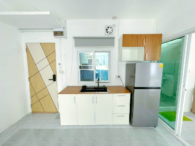 พร้อมเฟอร์ เครื่องใช้ไฟฟ้า อาคาร ยกชั้น สุขุมวิท38 BTSทองหล่อ 1.1 กม.  คลองเตย เอกมัย   ให้เช่า สไตล์คอนโดรูฟท็อป 45 ตร.ม.12 ตร.วา.