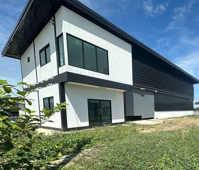 พร้อมใช้งาน ถ.ปทุมธานี-บางเลน ให้เช่าโกดังพร้อมที่ดิน 1 ไร่ สภาพใหม่ ลาดหลุมแก้ว ปทุมธานี  โกดังขนาดใหญ่ กว้างขวาง 9 นอน 4น้ำ 