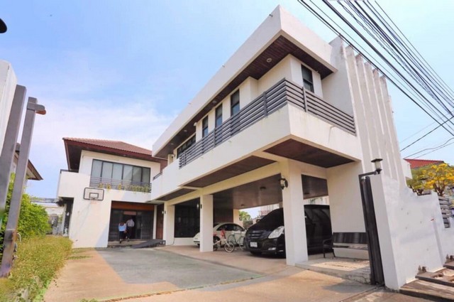 ให้เช่าบ้านเดี่ยว ติดห้างคริสตัล ราชพฤกษ์และห้างเซ็นทรัลเซ็นทรัลเวสต์   หลังมุม บ้านเดี่ยวสร้างเอง หมู่บ้าน เบญญาภา  ราชพฤกษ์ 