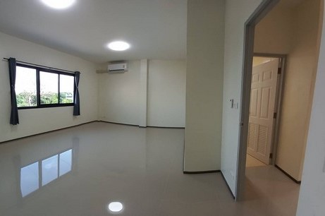 ให้เช่าทาวน์โฮม 3 ชั้น 3 ห้องนอน 3 ห้องน้ำ 1 ห้องนั่งเล่น 1 ห้องครัว 3 แอร์ ซ.ลาดปลาเค้า 72 นอกโครงการ