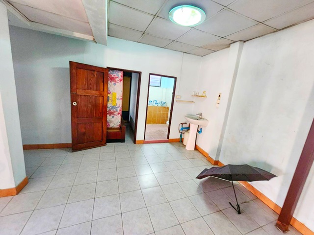 รัชดา ห้วยขวาง ให้เช่าคฤหาสน์ 2 ชั้น ใกล้7-11 20เมตร 3-4นอน 3ปีมีครั้ง MRTห้วยขวาง 700ม.  เหม่งจ๋าย ประชาราษฏร์บำเพ็ญ12-17   2-3แอร์