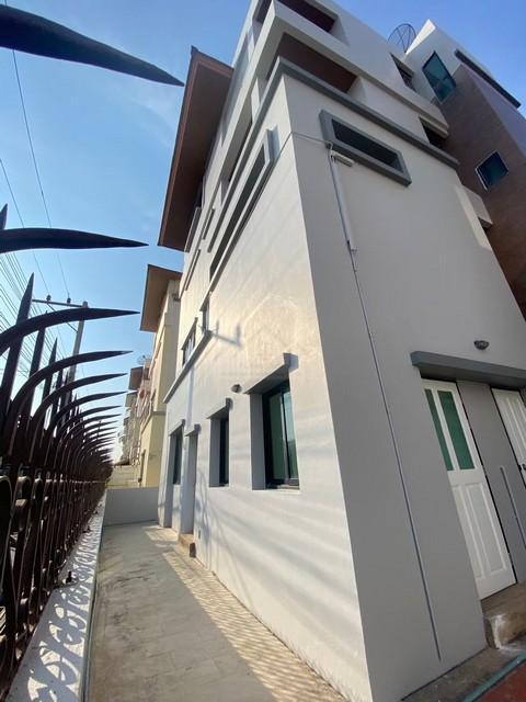 ให้เช่าโฮมออฟฟิศ 4 ชั้น 550 ตรม. หมู่บ้านรีเจ้นท์ รัชดา ย่านเหม่งจ๋าย รัชดา ใกล้ MRT ห้วยขวาง