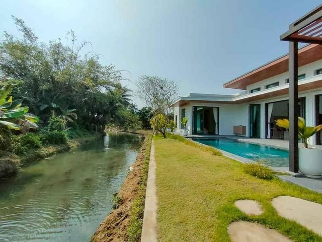 พูลวิลล่าชั้นเดียวริมน้ำ สไตล์โมเดิร์น เงียบสงบ บรรยากาศดี สารภี