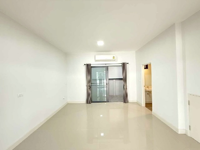 เซ็นทรัล ฉะเชิงเทรา 2.2กม. โรบินสัน  800 ม.ให้เช่าทาวน์เฮาส์ใหม่ สวย 2 ชั้น 20ตร.วา.150 ตร.ม.ติดถนนใหญ่ ม.ราชภัฏราชนครินทร์ 2.8 กม.  2 นอน