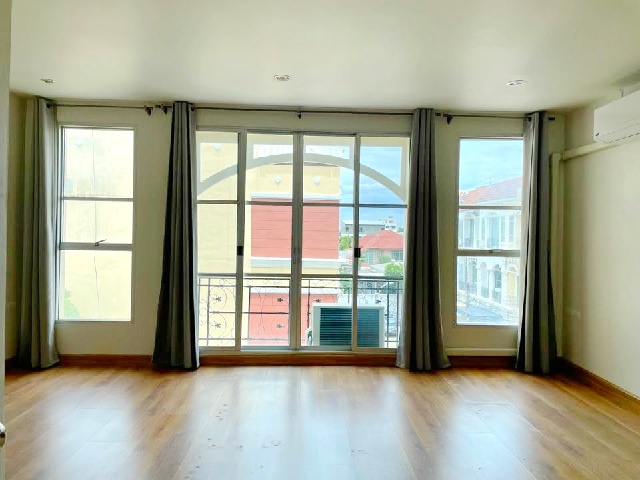 หน้ากว้าง ใหม่ 4นอน 4น้ำรัชดาภิเษก700ม. MRTลาดพร้าว 400ม. ทาวน์โฮม 4ชั้น  384ตร.ม. 24ตร.วา.ม.  ติดถนนใหญ่ ย่านลาดพร้าว ยูเนี่ยนมอลล์ 1.9 กม.